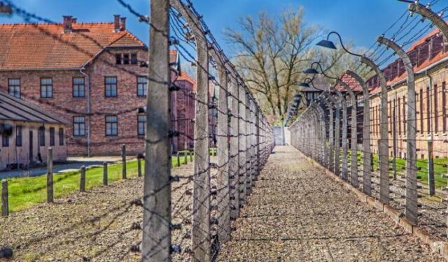 Svet si pripomína pamiatku obetí holokaustu.