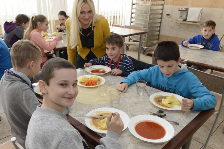 Za stravu v mestských školách si rodičia priplatia