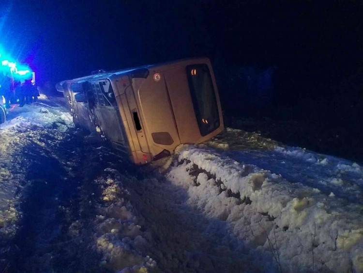 Nehoda autobusu pri Liptovskej Osade si vyžiadala piatich zranených