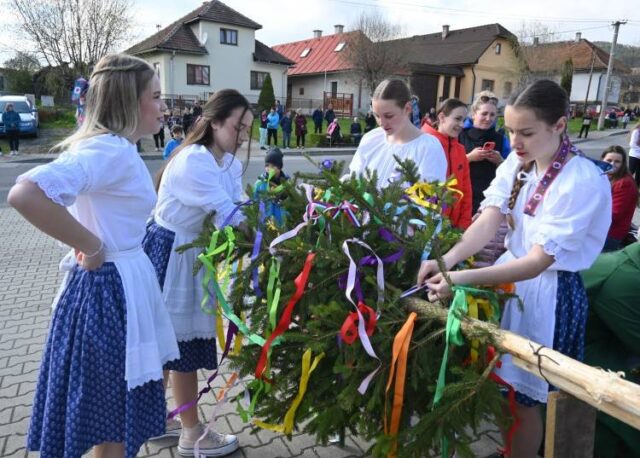 Stavanie májov na dolnom Liptove