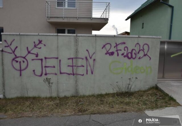 Ružomberčan postriekal farbou kaplnky, ploty, autá, výklady, prepichol pneumatiky