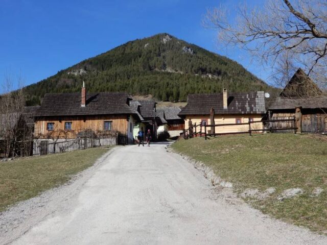 Mesto opraví zvonicu a zrubové objekty vo Vlkolínci