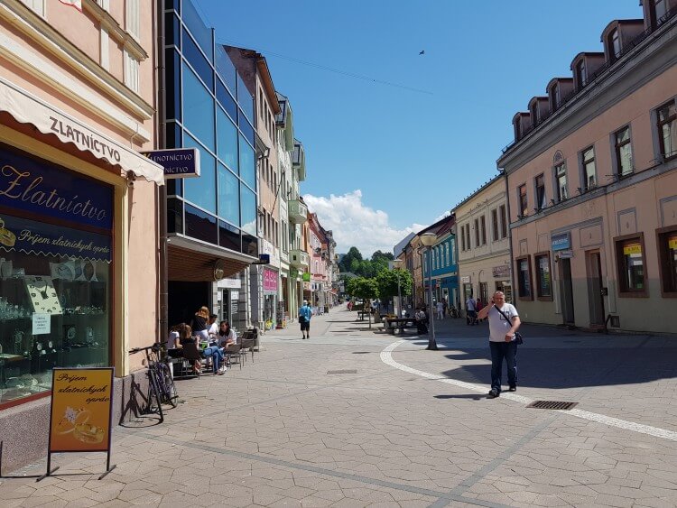 Polícia nariadila zákaz predaja alkoholu, mnohé ružomberské prevádzky sú zatvorené