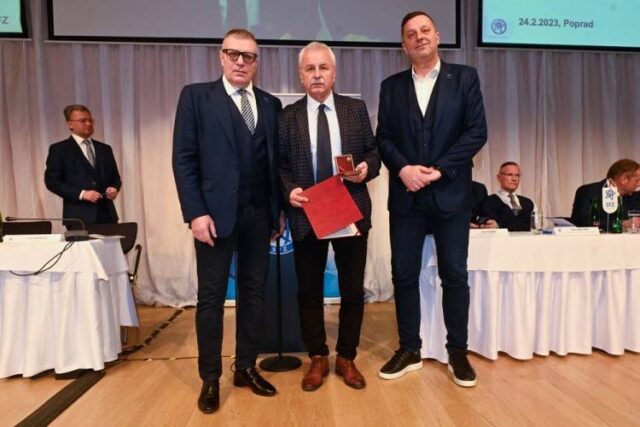 S. Bomba si prevzal Zlatý odznak SFZ