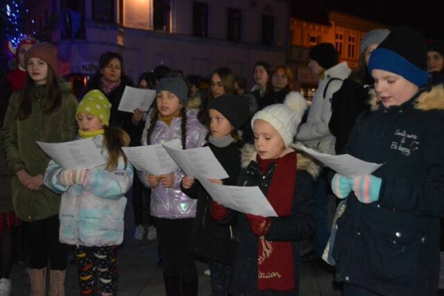 Koledy zneli pri vianočnom stromčeku