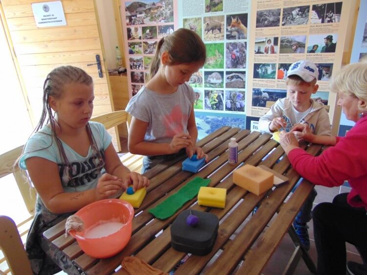 Návštevníkov Vlkolínca čakajú tento víkend ukážky rezbárskej práce