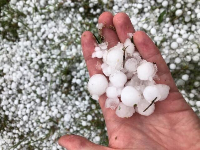 Krupobitie spôsobilo škody na majetku, búrka sa môže zopakovať, varuje meteorologička