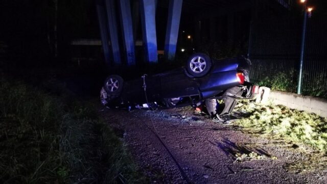 Muž prerazil zábradlie a dopadol na strechu pod mostom