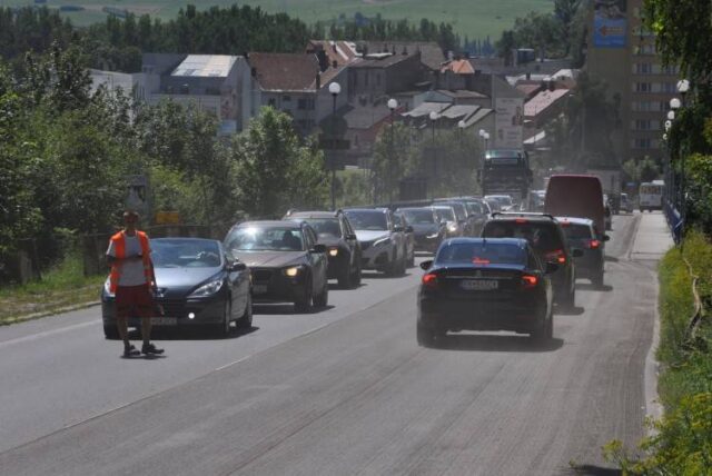 Kolóna áut je od Kraľovian až po Ružomberok