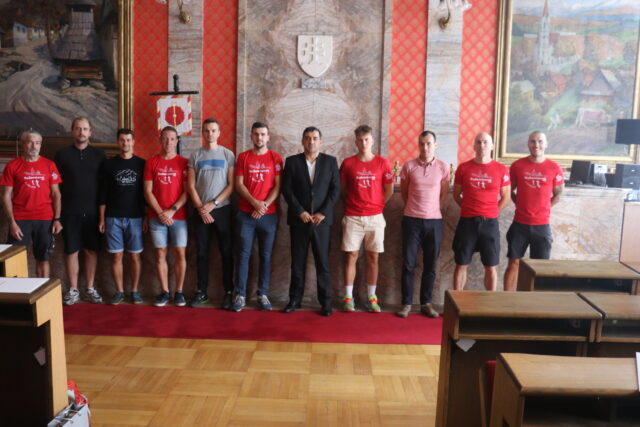 Strieborní bežci na radnici