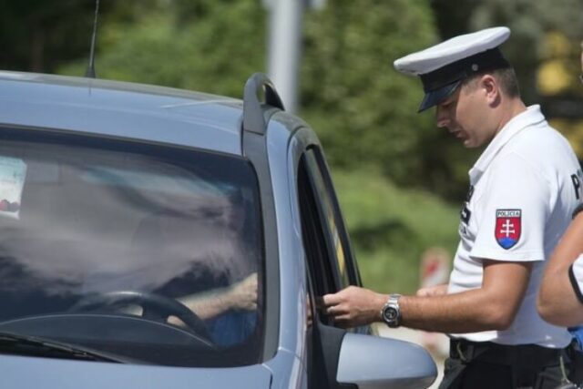 Polícia chytila 61 podgurážených vodičov, medzi nimi motocyklistu bez vodičského oprávnenia
