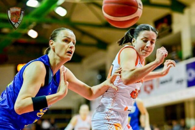 Sestry Andělové na dvoch stranách ihriska