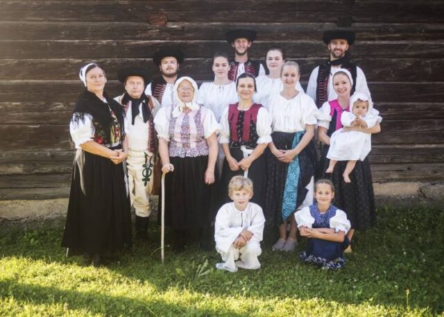 Na svete je publikácia o ľudovom odeve zo Stankovian