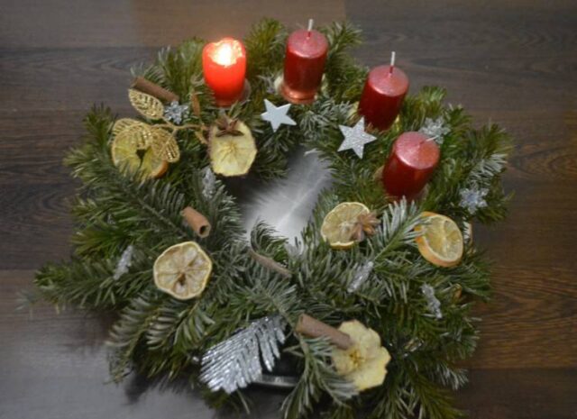 Bezpečne pri adventnom venci