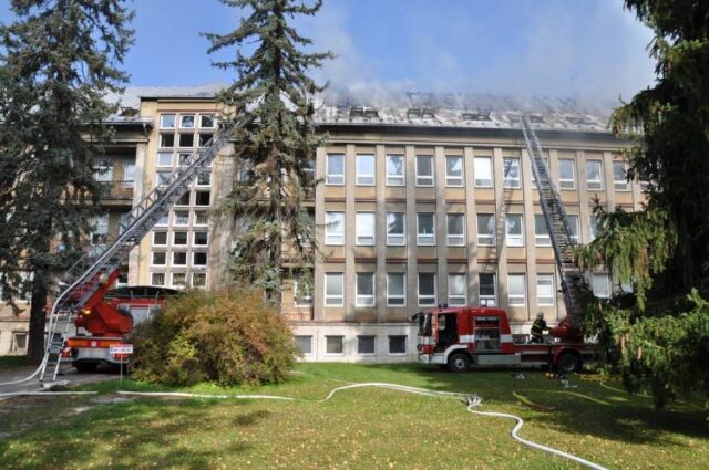 Vo vojenskej nemocnici vypukol rozsiahly požiar