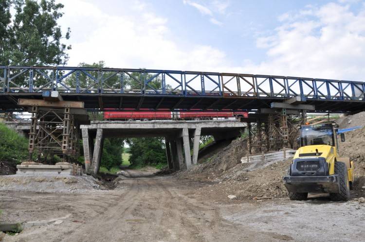 Začali búrať most v Likavke