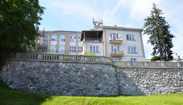 Poškodené balustrády pri cirkevnom gymnáziu je potrebné opraviť