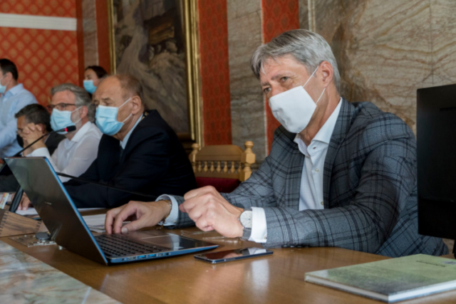 V stredu poslanci zasadnú do poslaneckých lavíc