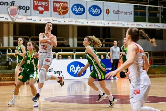 A. Buknová už vybieha na palubovku v základe