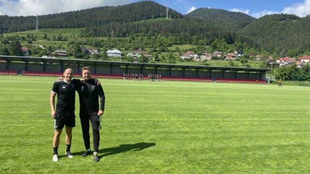 Tréningom pokrstený nový zelený koberec v Černovej