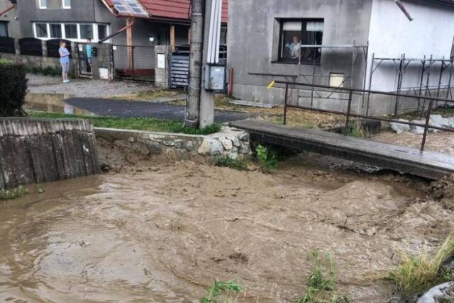 Voda v malom potoku sa rýchlo zdvihla, zaplavila takmer tridsať dvorov a domov