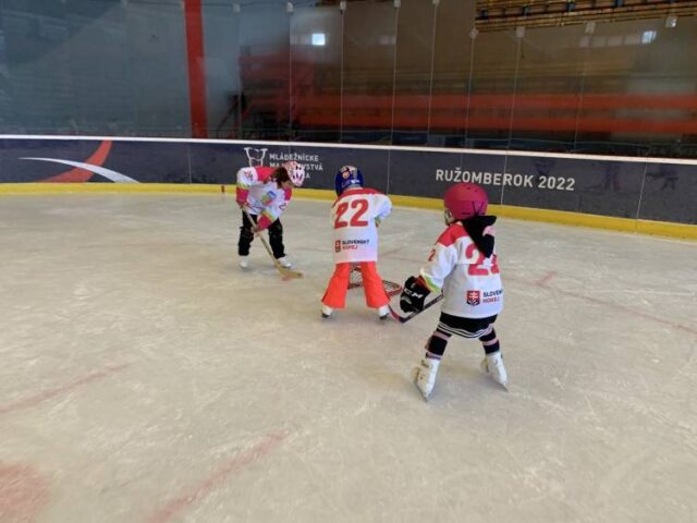 Dievčenský hokejový víkend bol magnetom