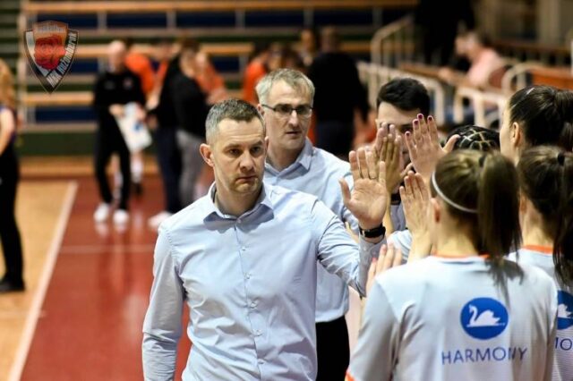 J. Suja pri otvorení semifinálovej série aj o divákoch