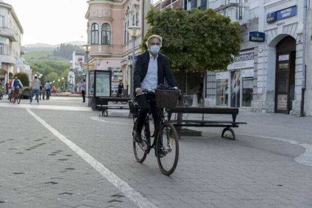 Mesto varuje: Bezohľadná jazda na bicykli na pešiu zónu nepatrí!