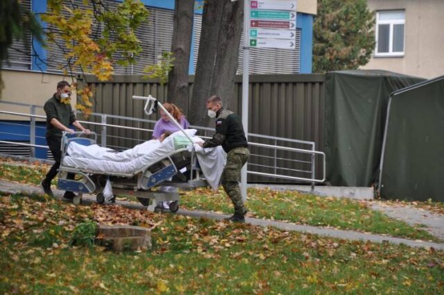 Vojenská nemocnica pre požiar pozastavila časť plánovaných operácií