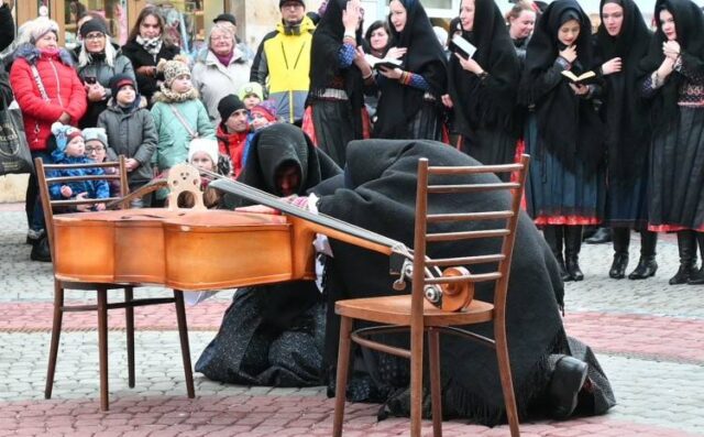 Bursovníci pochovali basu