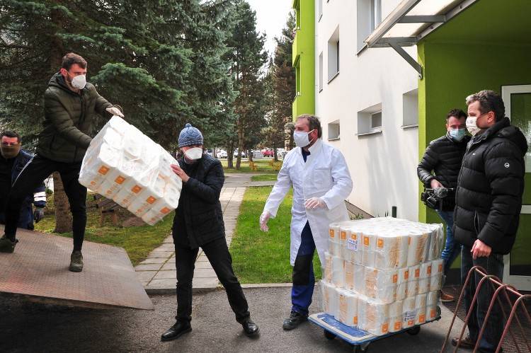 Pomoc smerovala do nemocnice i do domovov sociálnych služieb
