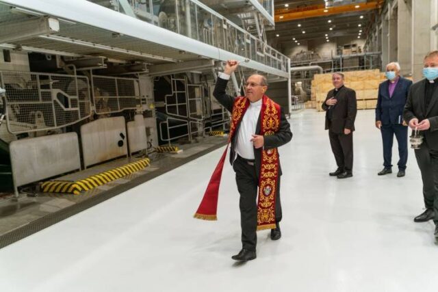 VIDEO: Nový papierenský stroj požehnal arcibiskup Bernard Bober
