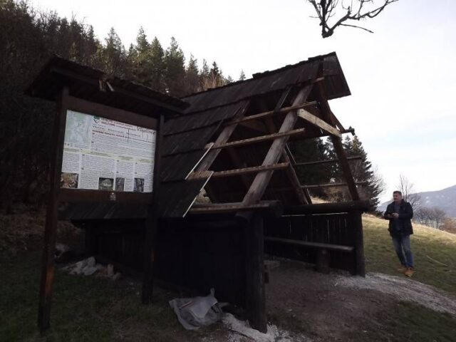 Neskutočné barbastvo: Šindle na prístrešku vo Vlkolínci vandali spálili
