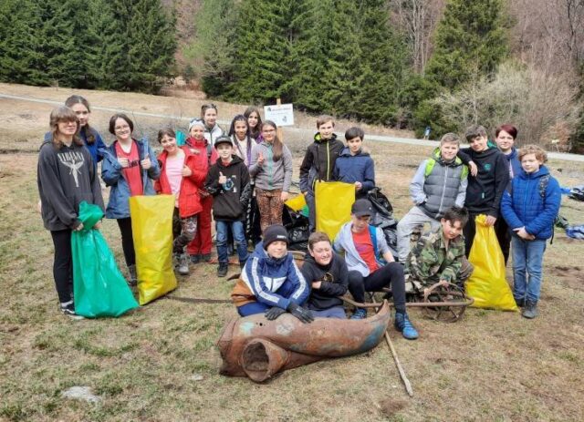 Deti čistili na  Deň Zeme lesy okolo Ružomberka