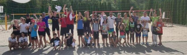 Slnkom zaliata rodinná seansa pod vysokou sieťou