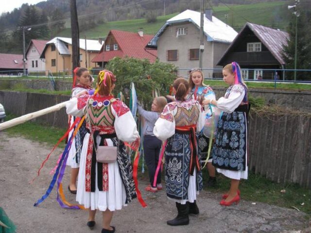 Tradícia stavania májov je živá aj dnes