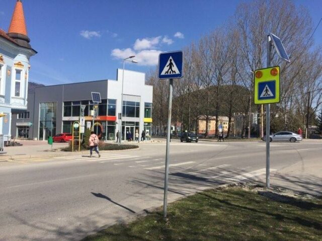 Na priechodoch pre chodcov pribúdajú bezpečnostné prvky