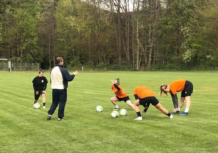 Aj futbalistky sa začali stretávať na ihrisku