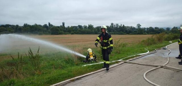 Cvičenie: Hasiči likvidovali horiaci vagón s drevom