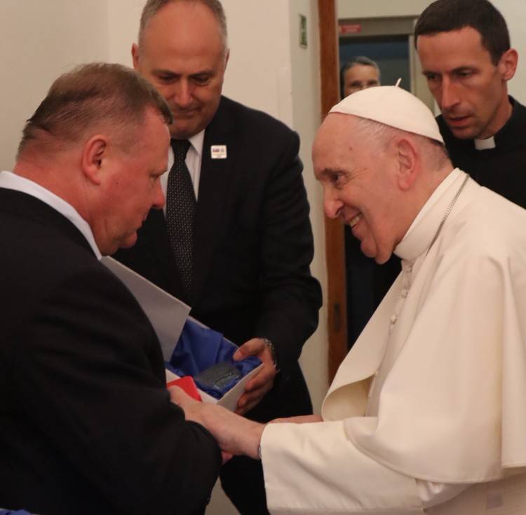 Pápež František prijal na osobnej audiencii filantropa Milana Fiľa. Odovzdal mu tento dar