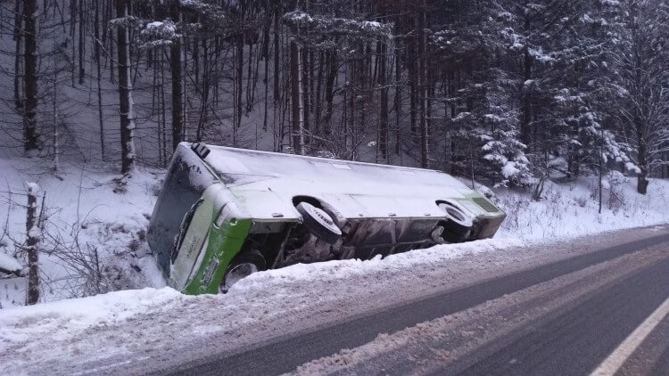 Po nehode autobusu v Liptovskej Osade previezli jednu ženu do nemocnice