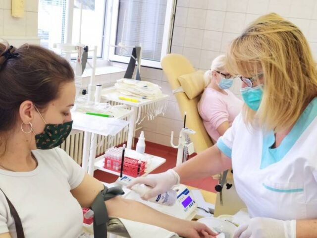 Hrdinovia, ktorí čakajú za dverami