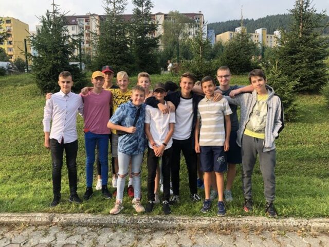 Žiaci sa dnes vrátili do školských lavíc