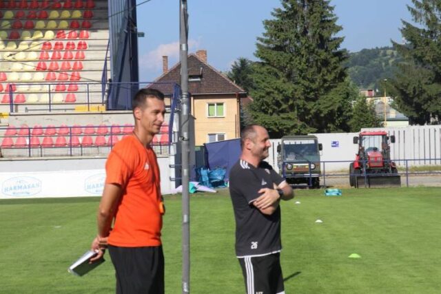 Hlavným kormidelníkom Peter Struhár. asistentom Peter Tomko