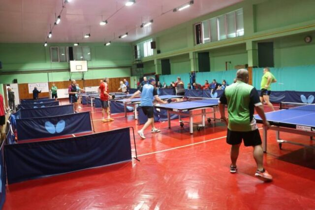 Vracia sa stolnotenisová loptička starých pánov