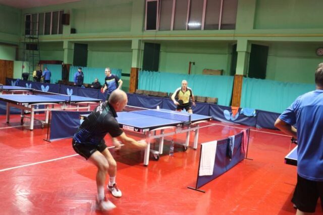 Pingpongová seansa skôr narodených mužov a žien