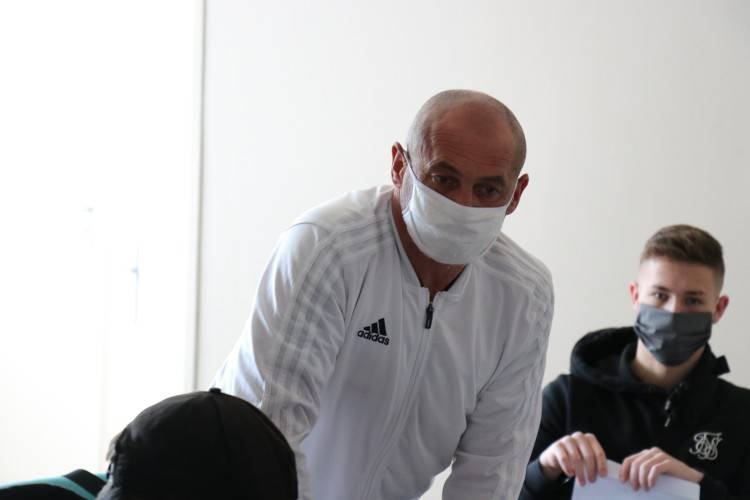 Futbalisti rúška nešili, ale balili ich pre občanov