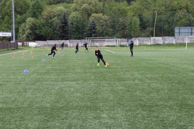 Futbalová omladina trénuje, namaľuje si viac sektorov
