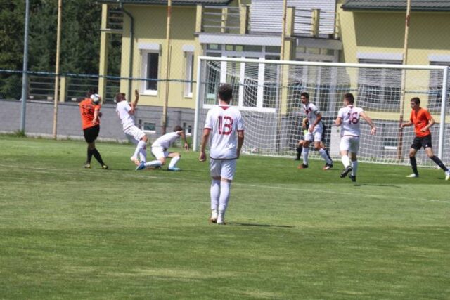 Zelené trávniky neosirejú, lenže zápasy zväčša bez divákov