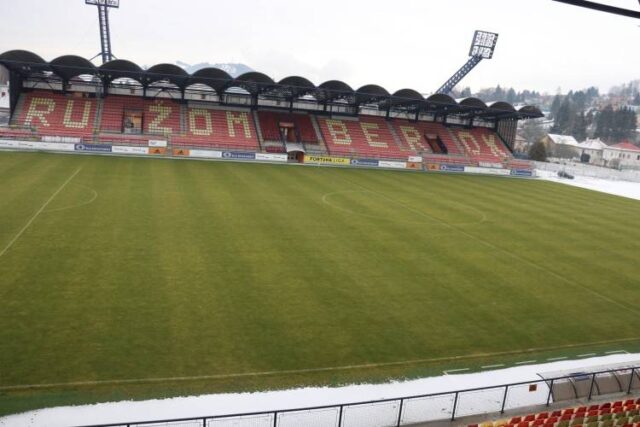 Od začiatku februára sa pod trávnikom kúri